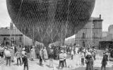 Подъем военного сферического аэростата, объем 1.200-1.500 куб.м.
Оболочка была изготовлена из шелковой лакированной или прорезиненной ткани, которая заполнялась светильным газом или водородом.
Фото из журнала "Библiотека воздухоплаванiя" - Санкт-Петербург, 1910.
