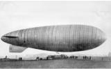 Американский мягкий дирижабль E-1. 1918 год
Объем 2.700 куб.м., длина 49 м, диаметр 10 м, макс. скорость 90 км/ч.
Архив ДКБА "Альбом снимков по воздухоплаванию"
