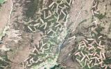 Линии на ландшафте Северного Уэльса со спутникового снимка Google Maps&nbsp;это прореживание называемой вересковой пустоши для улучшения среды обитания тетеревов.

Вереск скашивают трактором, чтобы создать разнообразную среду обитания и разные стадии роста вереска.
