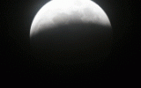 Вид Луны при лунном затмении, проходящем через полную фазу
