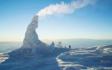 In Antarctica there is an amazing volcano Erebus of interest to different scientists. Amazing is that unlike most volcanoes, which, after a flurry of activity and fall asleep for a long period, Erebus is valid for a long time. He was "involved" in 1972, and since then not "off".
Have volcano and other landmarks. Two extremes, adjacent to each other, fire and ice, create wonderful structures on the surface of steaming ice tower. Steam coming out from the depths of the volcano along faults and cracks in the harsh conditions condenseries and freezes, over and over again forming hollow structures of different shapes. Looking at these pipes, Willy-nilly, and compare them to the chimneys of the village houses.
Translated by «Yandex.Translator»