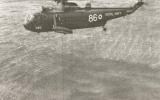 Вертолёт "Си Кинг" английских ВМС с опущенной ОГАС
