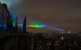 Global rainbow, after the storm — 56 kilometros de láser de instalación en la ciudad de nueva york. Ella existió solo en tres de la tarde del 27 al 29 de noviembre del año 2012. 
Traducido del servicio de «Yandex.Traductor»