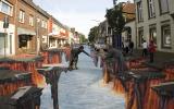 Insólita ilusión de müller pintó en la ciudad alemana de Гельдерн.

Este trabajo se refiere al arte de dibujar imágenes en 3D en el pavimento, que son bastante realistas, aunque sólo desde un punto de observación.
Traducido del servicio de «Yandex.Traductor»