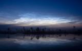 Серебристыеоблака.

Подобные облака видимы в глубоких сумерках. Они обычно наблюдаются в летние месяцы в широтах между 43° и 60° (северной и южной широты).

Высота около 85 км.
