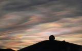 Полярные стратосферные облака.

Полярные стратосферные облака образуются на высоте 20-30 километров. Их другое название – перламутровые. Они формируются в холодных областях стратосферы. Облака являются разноцветными благодаря мелким кристаллам воды и азотной кислоты, из которых они состоят, а также, естественно, солнечным лучам.
