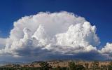 Кучево-дождевые облака (CumulonimbusCb)

Кучево-дождевые облака образуются в результате дальнейшего развития кучевых облаков. Они представляют собой мощный кучевообразные массы, очень сильно развитые по вертикали в виде гор и башен. Часто простираются от нижнего до верхнего яруса. Закрывая солнце, они сильно уменьшают освещенность. Вершины их приплюснуты и имеют волокнистую перистообразную структуру, нередко характерную форму наковален. Кучево-дождевые облака состоят в верхней части из кристаллов и капель различного размера, вплоть до самых крупных. Они дают осадки ливневого характера. С такими облаками часто связаны грозовые явления, поэтому их называют еще грозовыми (а также ливневыми). На фоне их нередко наблюдается радуга. Под основанием этих облаков, так же как и под слоисто-дождевыми, часто наблюдаются скопления разорванных облаков.

Высота основания от 0.5 до 1.5 км. Само же облако может простираться даже в средних широтах до 12-13 км
