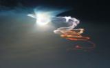 Этот великолепный вид плывущего по вечернему небу и закручивающегося следа ракеты, освещенного ярким светом заходящего Солнца и бледным сиянием восходящей Луны, можно было увидеть около Райтвуда в Калифорнии, США 19 сентября, за четыре дня до осеннего равноденствия. Цифровое изображение было получено с помощью телеобъектива, направленного на запад, в Обсерватории Столовая гора. Во время экспозиции твердотопливная ракета Минутмен III была уже далеко за пределами поля зрения. Запущенная с базы ВВС США Ванденберг, она несла пробный груз на тысячи миль над Тихим океаном. Красно-оранжевый свет заходящего Солнца окрашивает верхнюю часть следа ракеты в еще более насыщенные цвета. Нижняя часть следа, под линией заката, слабо освещена с востока почти полной Луной. В верхней части следа видно все еще освещенное Солнцем яркое размытое облако - результат разделения ступеней ракеты. Его края окрашены во все цвета радуги из-за преломления света в кристаллах льда, образовавшихся на большой высоте в струе выброшенного ракетой газа. Астроном Джеймс Янг заметил, что облако похоже на белого голубя, летящего по небу справа налево.
