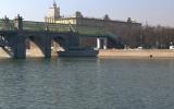 Падающая от моста тень создает иллюзию плывущего&nbsp;корабля на реке.

Пушкинская&nbsp;набережная&nbsp;в Москве.
