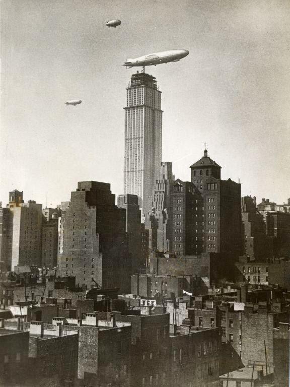 Американский дирижабль ZR 3 Лос-Анджелес летать рядом с Эмпайр Стейт Билдинг в стадии строительства.&nbsp;Zeppelin, построен как LZ 126, сопровождается &nbsp;другими дирижаблями.&nbsp;Нью-Йорк, Соединенные Штаты Америки, 29 октября 1930.
