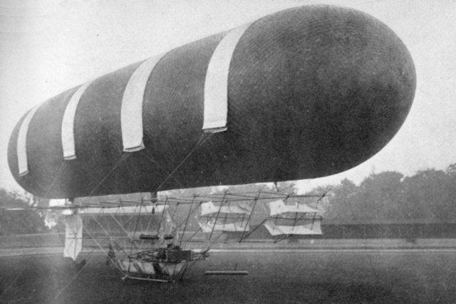 Первый английский дирижабль "Nulli Secundus" ("Никому не уступающий").
Дирижабль потерпел аварию в первом же полете, состоявшемся 10 сентября 1907 г.
