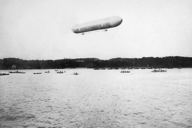 The takeoff of the airship LZ-1, on lake Constance.
The volume of the airship 11.300 cubic meters. m, length 128 m, diameter 12 m, speed 28 km/h.
Translated by «Yandex.Translator»