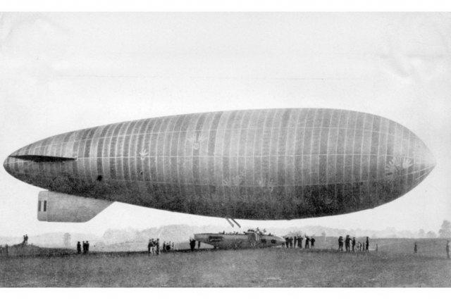 Американский мягкий дирижабль E-1. 1918 год
Объем 2.700 куб.м., длина 49 м, диаметр 10 м, макс. скорость 90 км/ч.
Архив ДКБА "Альбом снимков по воздухоплаванию"
