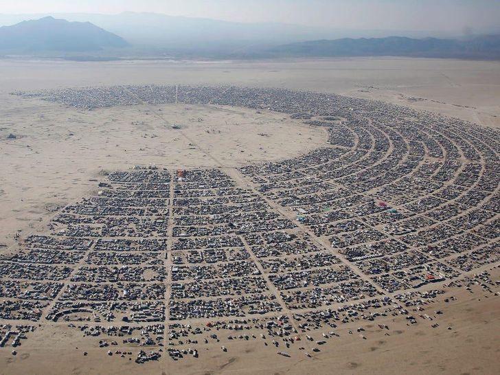 Каждое лето в&nbsp;пустыне Невада тысячи людей собираются на&nbsp;фестиваль Burning Man

©&nbsp;mr-muffin299 / Reddit

За&nbsp;9&nbsp;дней они возводят уникальный город, состоящий из&nbsp;бесчисленных сюрреалистических построек.
