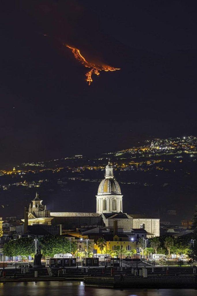 Лава вулкана Этна создает огненного феникса в небе над Сицилией
