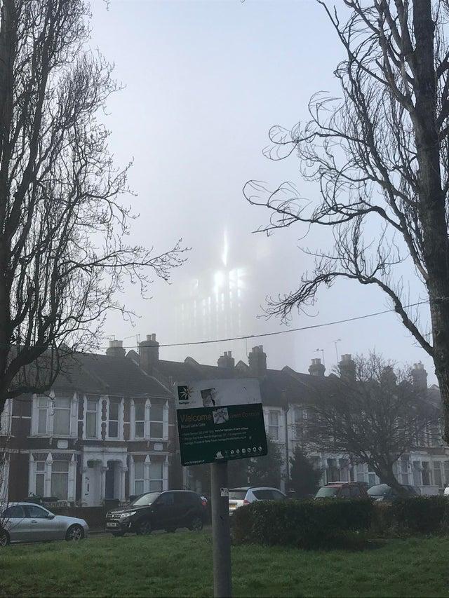 Туманное утро в Лондоне с небольшим количеством солнечного света создающее здание-призрак.

Автор:&nbsp;u/hollyisnotsweet
