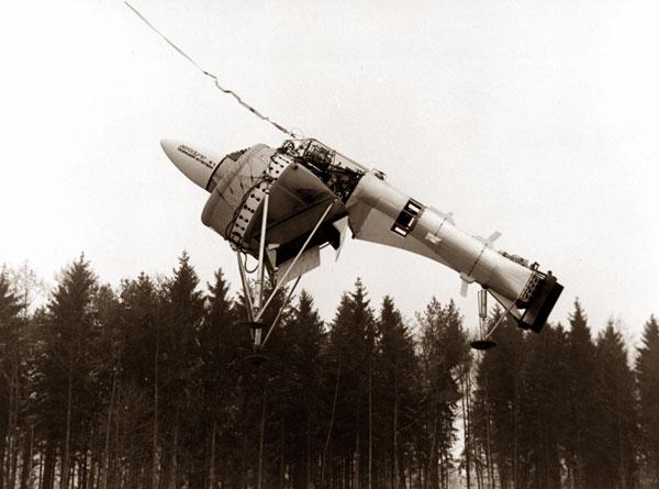 AERODYNE
Wingless Vertical Take-off AircraftUn estudio experimental del principio Aerodyne encargado por el Ministerio Federal de defensa de Alemania. Según AM Lippisch, el Aerodyne es un avión no tripulado sin alas con despegue vertical. Las pruebas de la planta experimental Aerodyne E1 se completaron con éxito el 30 de noviembre de 1972.