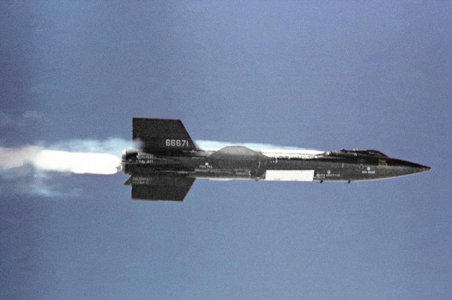 Полёт ракетоплана&nbsp;X-15&nbsp;— первого в истории гиперзвукового самолёта и ВКС-космоплана, совершавшего суборбитальные пилотируемые космические полёты


&nbsp;

