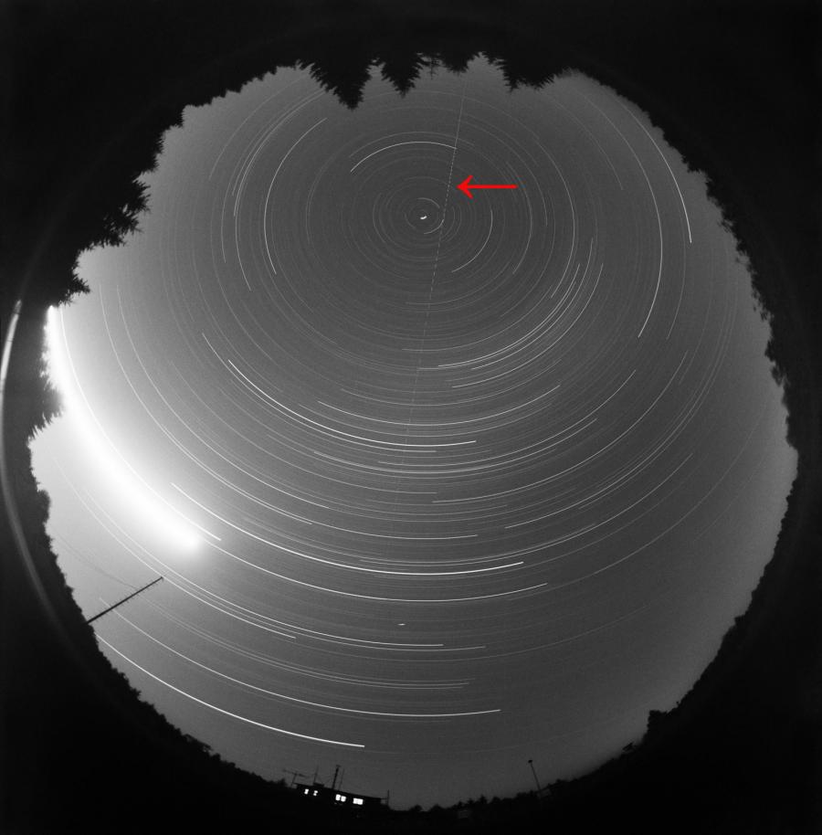 Снимок пролёта коснувшегося метеора 1990 года (стрелка), сделанный на наблюдательном пункте Červená hora (Чехия)&nbsp;Европейской болидной сети.
