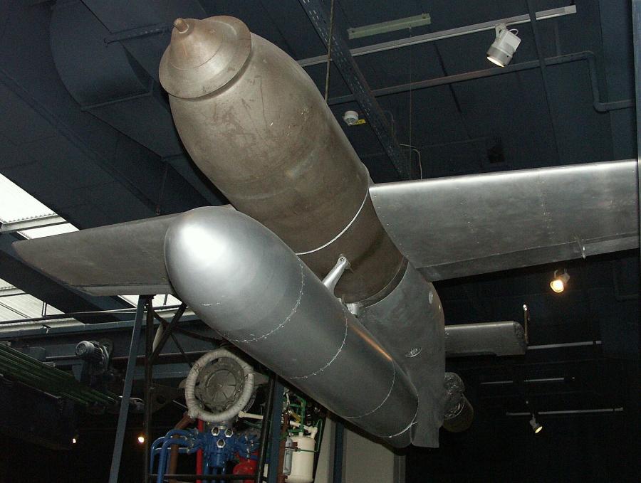 Henschel Hs 293 es una bomba de aviación controlada de planificación alemana (alemán: Henschel Hs 293). Gleitbombe ), creado y diseñado para su uso en grandes objetivos marinos, con un desplazamiento de mil a cuatro mil toneladas. Equipado con superficies de soporte, cola y acelerador de reacción. Es el antepasado de las bombas de aviación guiadas modernas (UAB) y los misiles antibuque (RCC).El trabajo en la creación de Hs 293 comenzó en 1939 en Alemania, en Schönefeld, cerca de Berlín, en la fábrica de aviones Henschel por especialistas bajo la dirección del profesor Herbert Wagner. Destinado a la derrota de los objetivos marítimos (barcos).El primer prototipo Hs 293V-1 no fue más allá de los dibujos, pero ya en febrero 1940, se creó el modelo Hs 293V-2 (llamado modelo Fz21). En julio del mismo año, comenzaron las pruebas del tercer prototipo, y en 1941, el modelo de preproducción Hs 293A-0 entró en producción. A partir de enero de 1942, se lanzó una modificación del Hs 93A-1 En la producción en serie, comenzó a entrar en Servicio con las unidades de la Luftwaffe en 1943.