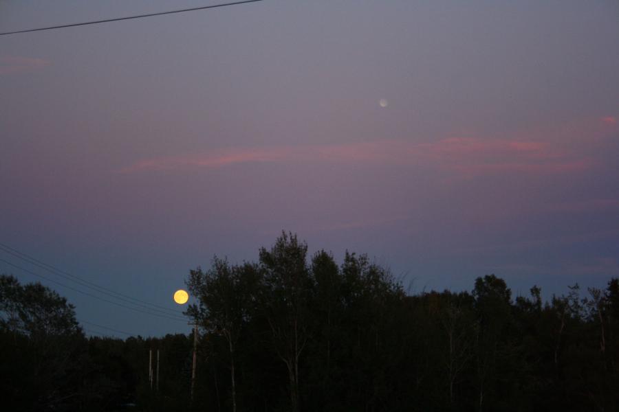 Карибу NS 19 сентября 19:39: 33 PM 7014 - с луной - «Сфера» - фотограф смотрит на Восточный
