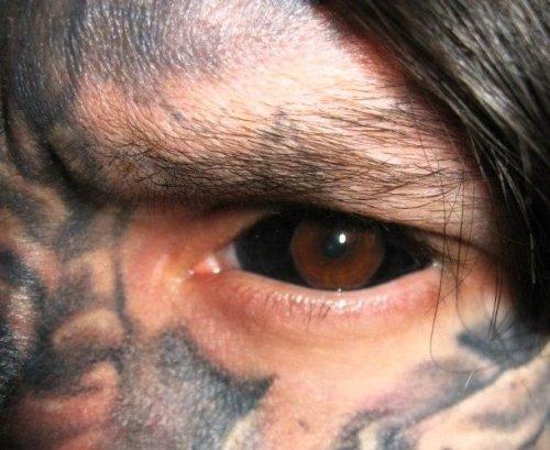 Татуировка глазного яблока

Некоторые люди наносят татуировки узоров прямо на глазные яблоки, другие же предпочитают полностью изменить их цвет.
