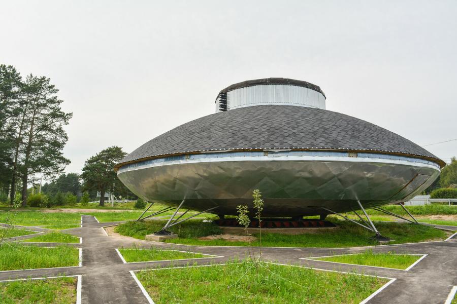 Structure in the form of a flying saucer (it was planned Museum of UFOlogy or a restaurant but now is vacant) in shchyolkovsky district in the village of Protasovo on the road in Fryanovo on the right side.
Translated by «Yandex.Translator»