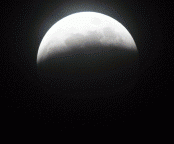 Вид Луны при лунном затмении, проходящем через полную фазу
