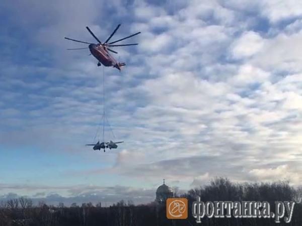 Вертолет Ми-26 на подвесе доставил в Кронштадт 15-тонный многоцелевой всепогодный истребитель Су-27

27 Ноября 2018 вертолет стартовал с аэродрома Пушкин, его путь составил около 60 километров.
