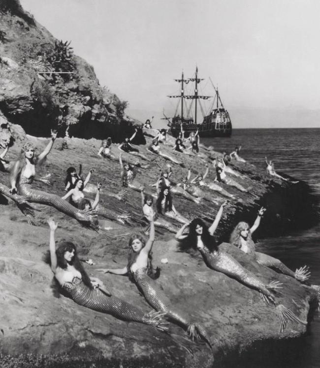 Photos from the shooting of an early film adaptation of Peter pan, 1924.
Translated by «Yandex.Translator»