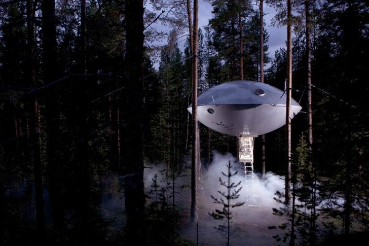 Шведский эко-отель в лесах&nbsp;Treehotel, который&nbsp;имеет форму гигантской летающей тарелки.
