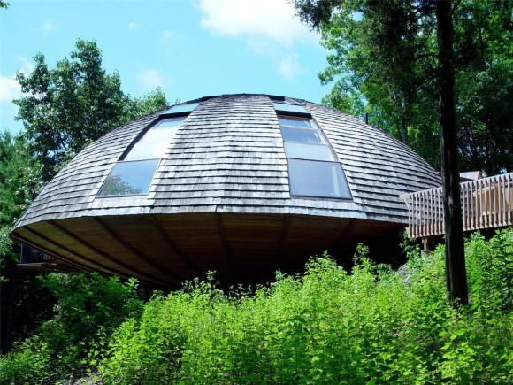 Дом в форме летающей тарелки (House Shaped Like a Flying Saucer) в США.
