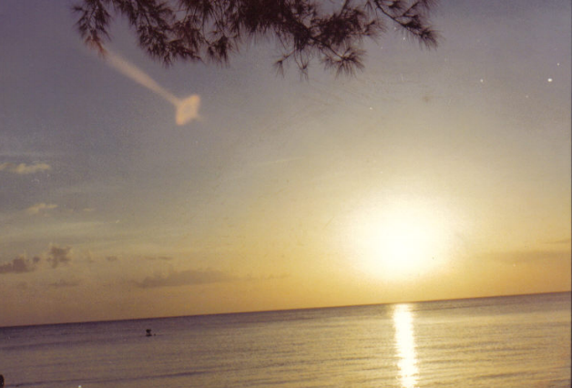 Блик от Солнца на фото, найденный на пейзажных снимках,&nbsp;в Майами&nbsp;(штат Флорида),&nbsp;семидесятые годы.
