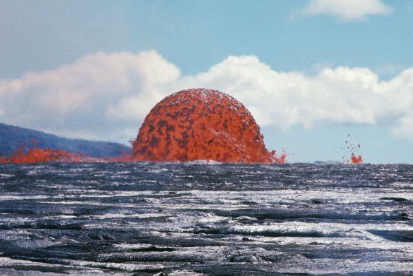 The eruption of Kilauea in 1969.

Dome lava fountain.
Translated by «Yandex.Translator»