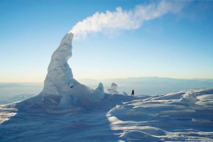 In Antarctica there is an amazing volcano Erebus of interest to different scientists. Amazing is that unlike most volcanoes, which, after a flurry of activity and fall asleep for a long period, Erebus is valid for a long time. He was "involved" in 1972, and since then not "off".
Have volcano and other landmarks. Two extremes, adjacent to each other, fire and ice, create wonderful structures on the surface of steaming ice tower. Steam coming out from the depths of the volcano along faults and cracks in the harsh conditions condenseries and freezes, over and over again forming hollow structures of different shapes. Looking at these pipes, Willy-nilly, and compare them to the chimneys of the village houses.
Translated by «Yandex.Translator»