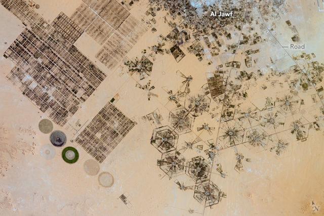 NASA

Странные круги в пустыне Сахара диаметром до 1 километра — это не инопланетное послание, а&nbsp;система ирригации Эль-Джауф.

В ливийской части пустыни осадки не превышают 2,5 миллиметра в год. Поэтому для сельскохозяйственных нужд выкапываются глубокие колодцы, глубинные воды поднимаются к поверхности земли по специальным трубам с отверстиями, своеобразная лейка орошает культуры.
