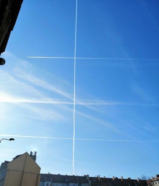 Contrails of planes intersecting at a right angle (a feature of the location of the air routes in the region).
Translated by «Yandex.Translator»