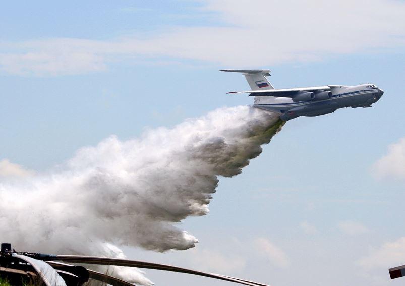 Момент сброса массы воды с пожарного&nbsp;самолёта Ил-76П
