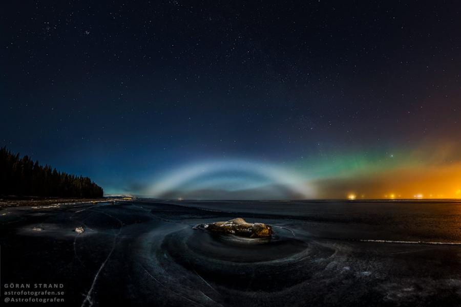 Swedish photographer göran strand (Göran Strand). The shore of the lake Storsjön. Lunar rainbow and Aurora.
Translated by «Yandex.Translator»