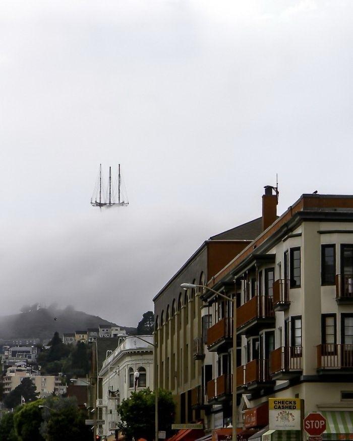 Удивительный снимок, сделанный в нужное время и в нужном месте.&nbsp;Эти антенны на крыше башни Сютро&nbsp;в Сан-Франциско выглядят как корабль-призрак
