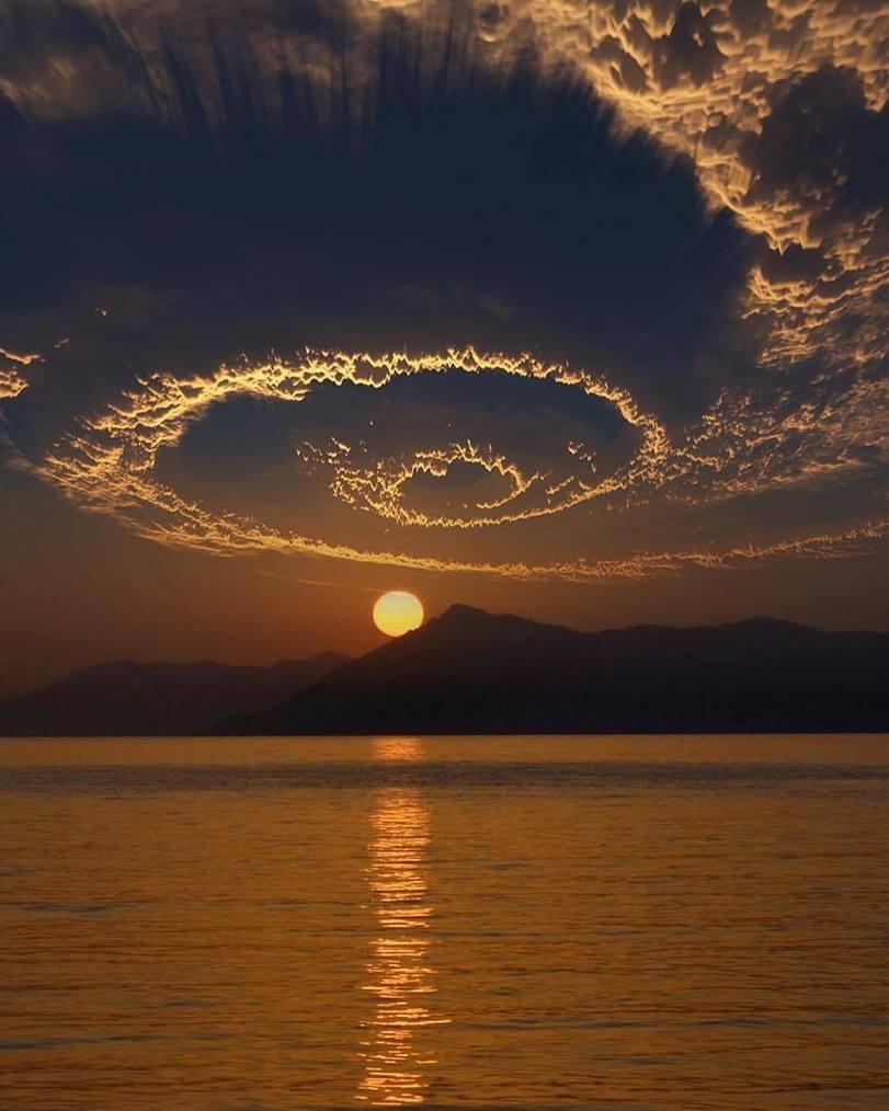 Столкновение двух&nbsp;воздушных потоков с облаками.&nbsp;Закат над Долиной&nbsp;бабочек в Турции.
