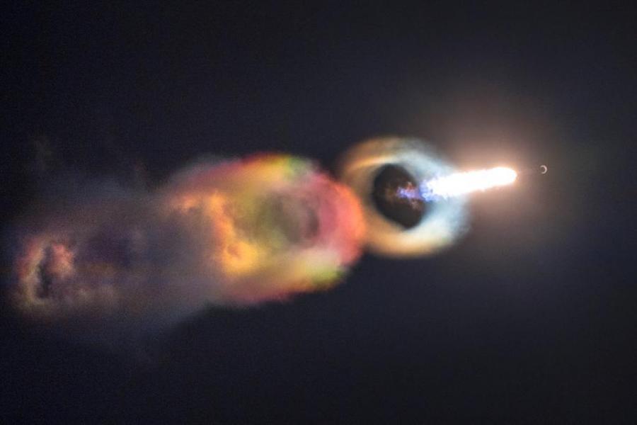 F9 passing the supersonic regime, leaving in its path these beautiful iridescent rings of vapor.

Author: Lunch Photographer
Translated by «Yandex.Translator»