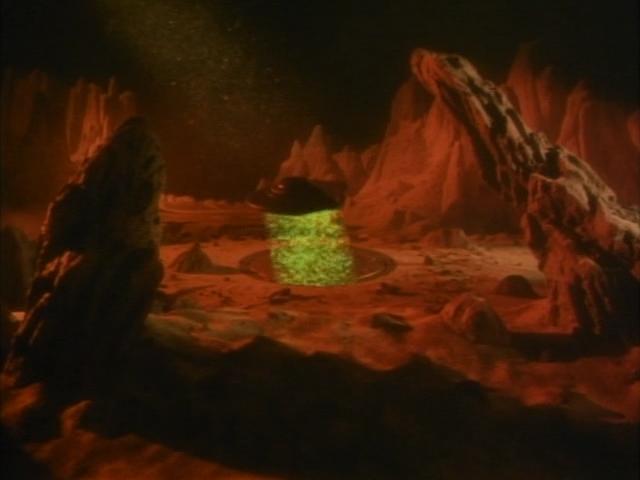 Космический корабль человека-лобстера над поверхностью Марса
