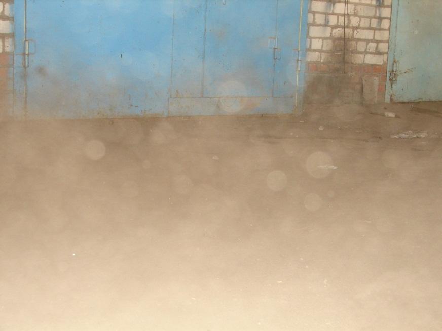 Отражение вспышки фотоаппарата на пыли.
