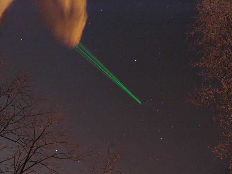 Зеленый лазер, нацеленный в небо.
