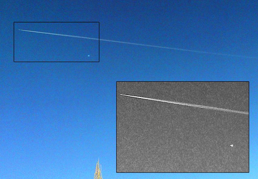 Два самолета, летящих на разных уровнях.

За одним тянется конденсационный след, а второй выглядит как яркая белая точка.
