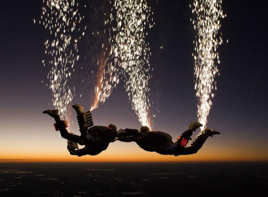 Американские парашютисты запустили фейерверки во время прыжка
