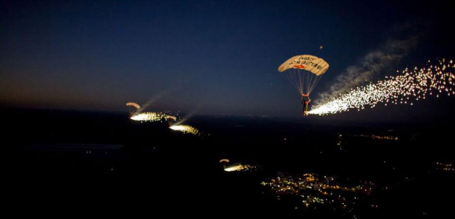 Американские парашютисты запустили фейерверки во время прыжка
