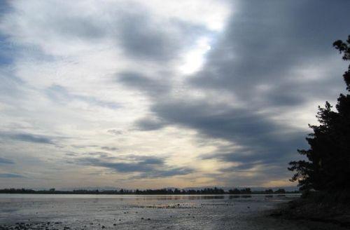 Высокослоистые облака (AltostratusAs)

Высокослоистые облака - светлый, молочно-серый облачный покров различной плотности, застилающий небосвод целиком или частично. Через менее плотные участки могут просвечивать солнце и луна, однако в виде размытых пятен. Высокослоистые облака являются типичными смешанными облаками: наряду с мельчайшими каплями в них содержатся и мелкие снежинки. Такие облака дают слабые осадки, которые в теплое время года, как правило, испаряются по пути к земной поверхности. Зимой из высокослоистых облаков часто выпадает мелкий снег.
&nbsp;

Высота 3-5 км

