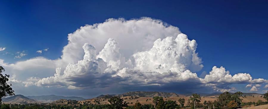Кучево-дождевые облака (CumulonimbusCb)

Кучево-дождевые облака образуются в результате дальнейшего развития кучевых облаков. Они представляют собой мощный кучевообразные массы, очень сильно развитые по вертикали в виде гор и башен. Часто простираются от нижнего до верхнего яруса. Закрывая солнце, они сильно уменьшают освещенность. Вершины их приплюснуты и имеют волокнистую перистообразную структуру, нередко характерную форму наковален. Кучево-дождевые облака состоят в верхней части из кристаллов и капель различного размера, вплоть до самых крупных. Они дают осадки ливневого характера. С такими облаками часто связаны грозовые явления, поэтому их называют еще грозовыми (а также ливневыми). На фоне их нередко наблюдается радуга. Под основанием этих облаков, так же как и под слоисто-дождевыми, часто наблюдаются скопления разорванных облаков.

Высота основания от 0.5 до 1.5 км. Само же облако может простираться даже в средних широтах до 12-13 км
